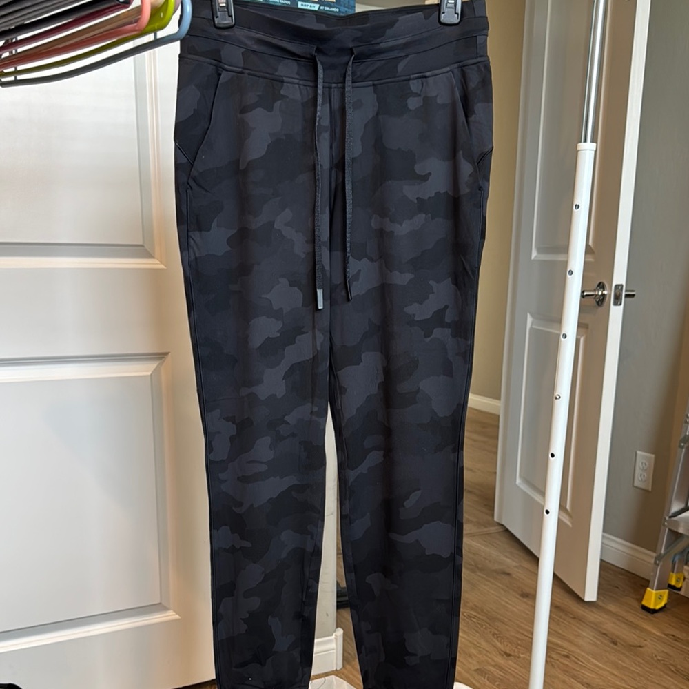 Lululemon Women’s Ready to Rulu Black Camo Joggers